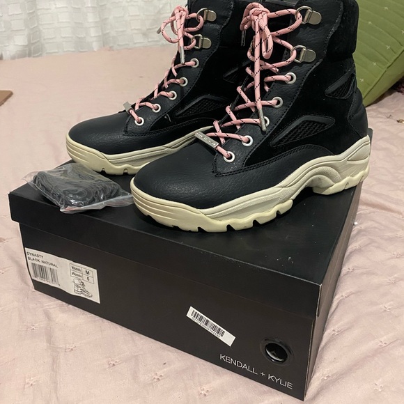 Hiking boots - Picture 5 of 5